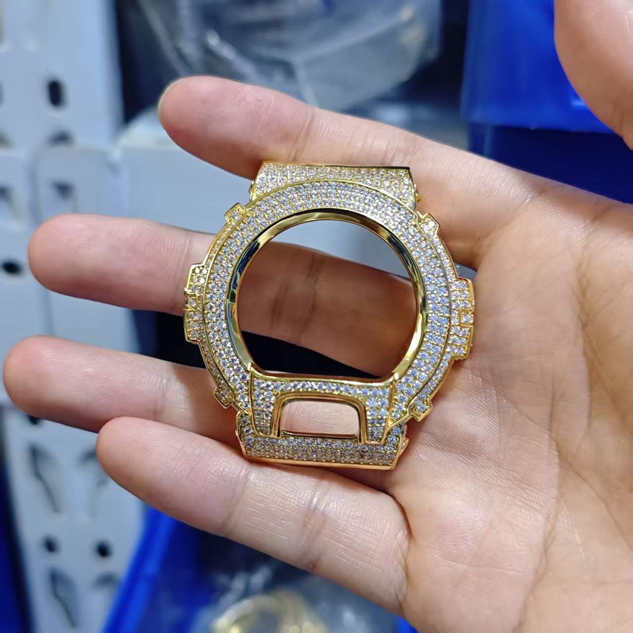 Stones Watches & Jewelry In Sweden Ab - غطاء ساعة يد من UWIN مرصع