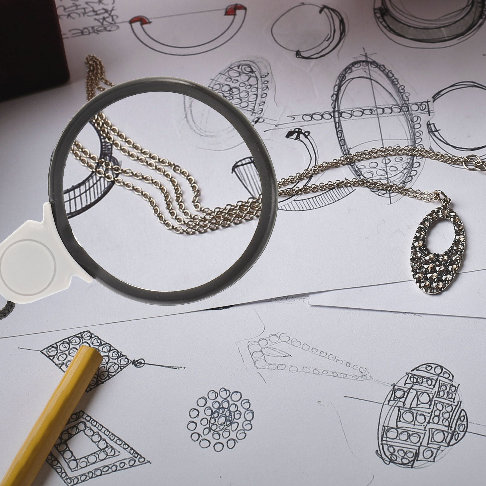 Jewelry Essentials Watches - مكبر معلق على شكل قلادة مع