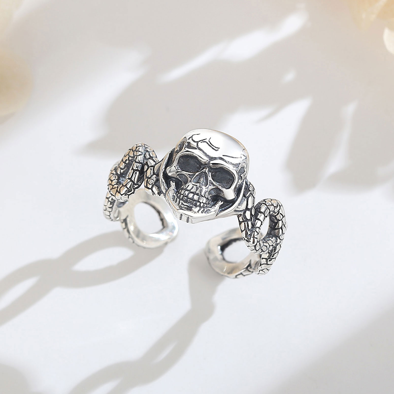 AEONSLOVE خاتم جمجمة قابل للتع - مراجعة Gothic Skull Ring وسعره