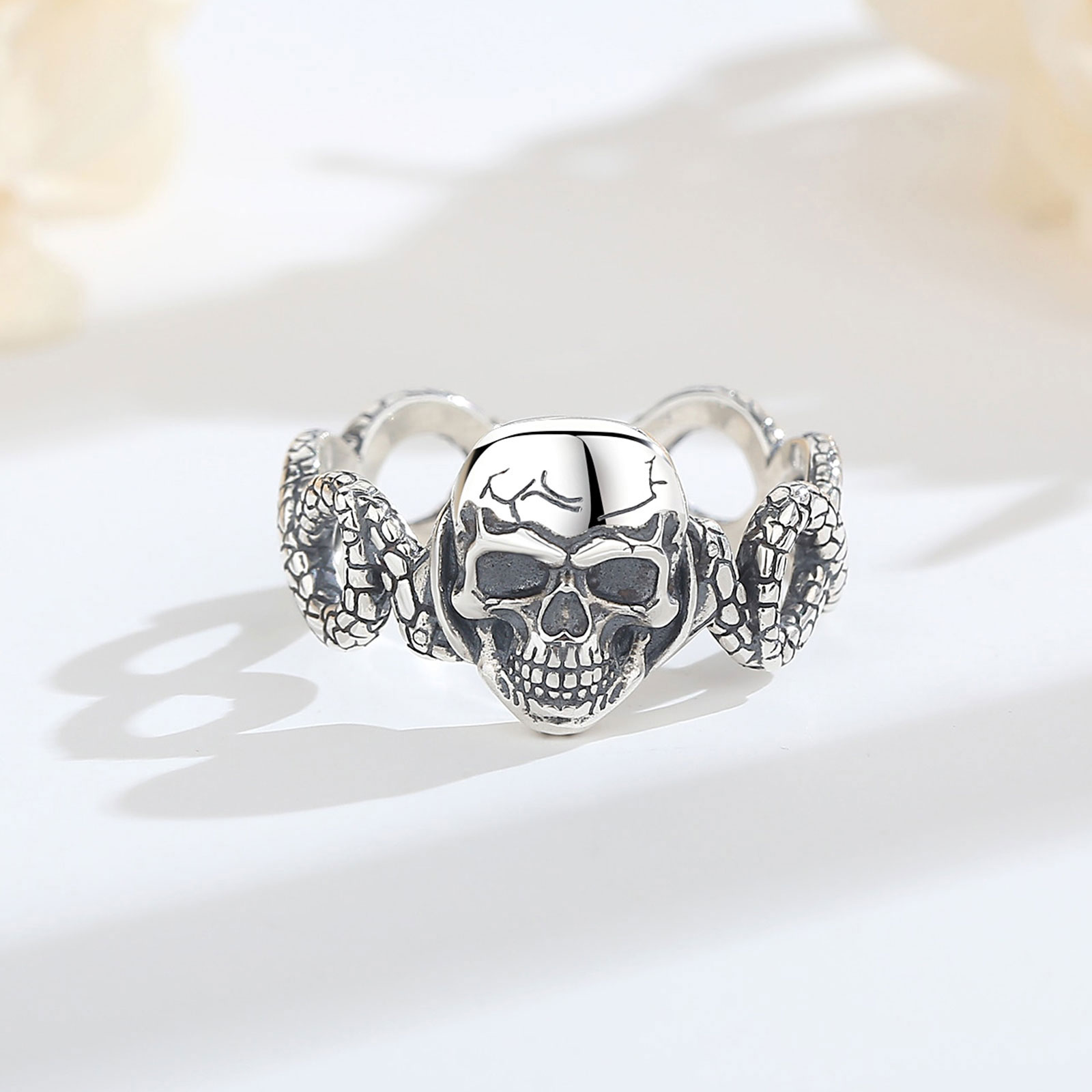 AEONSLOVE خاتم جمجمة قابل للتع - مراجعة Gothic Skull Ring وسعره